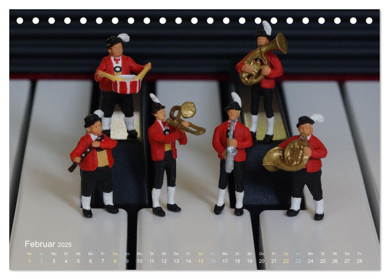 Bild: 9783457224441 | Das geheime Leben von Miniatur-Figuren (Tischkalender 2025 DIN A5...