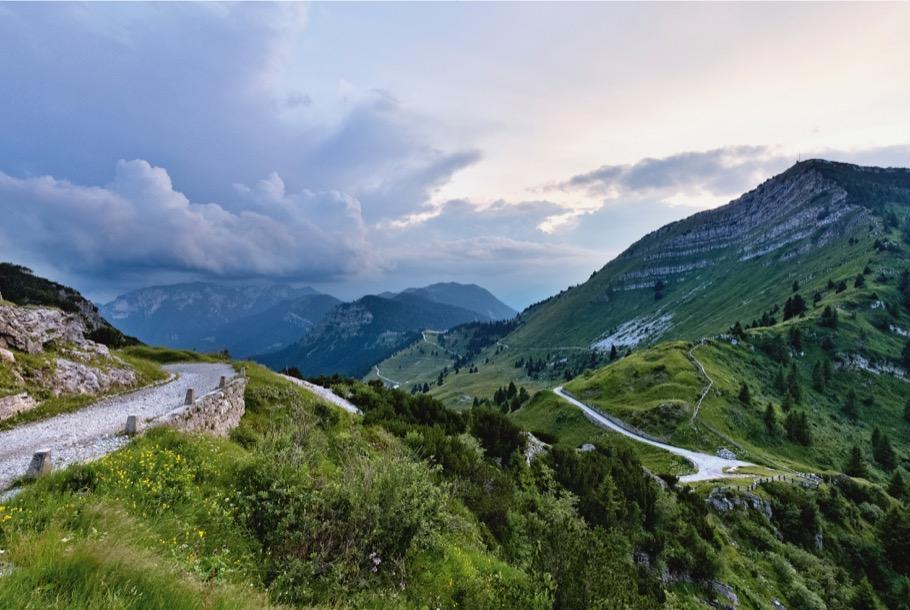 Bild: 9783734301087 | Alte Wege in den Alpen | Eugen E. Hüsler | Buch | 240 S. | Deutsch