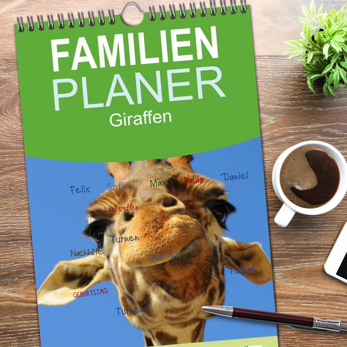 Bild: 9783457110126 | Familienplaner 2025 - Giraffen mit 5 Spalten (Wandkalender, 21 x 45...