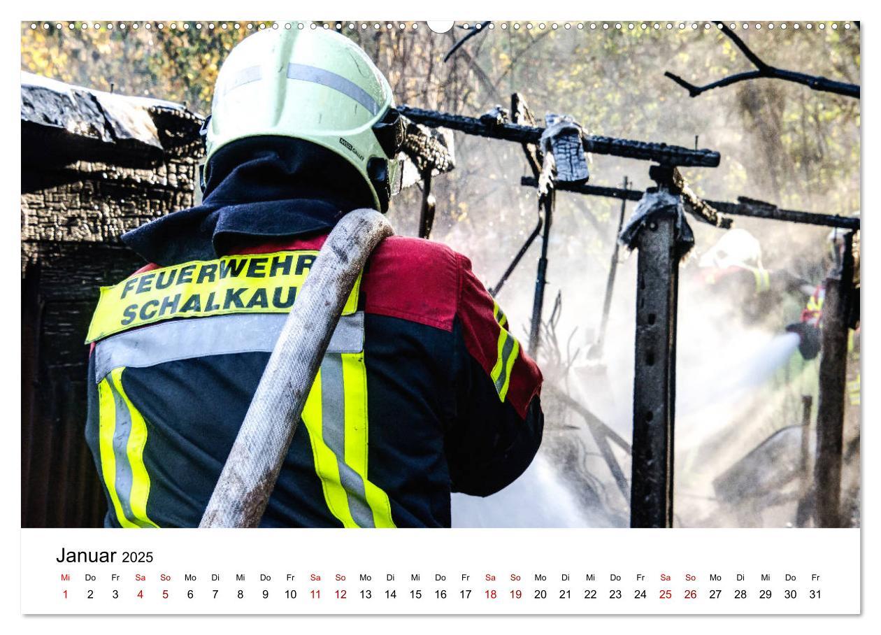 Bild: 9783435120949 | FEUERWEHR IM EINSATZ (Wandkalender 2025 DIN A2 quer), CALVENDO...