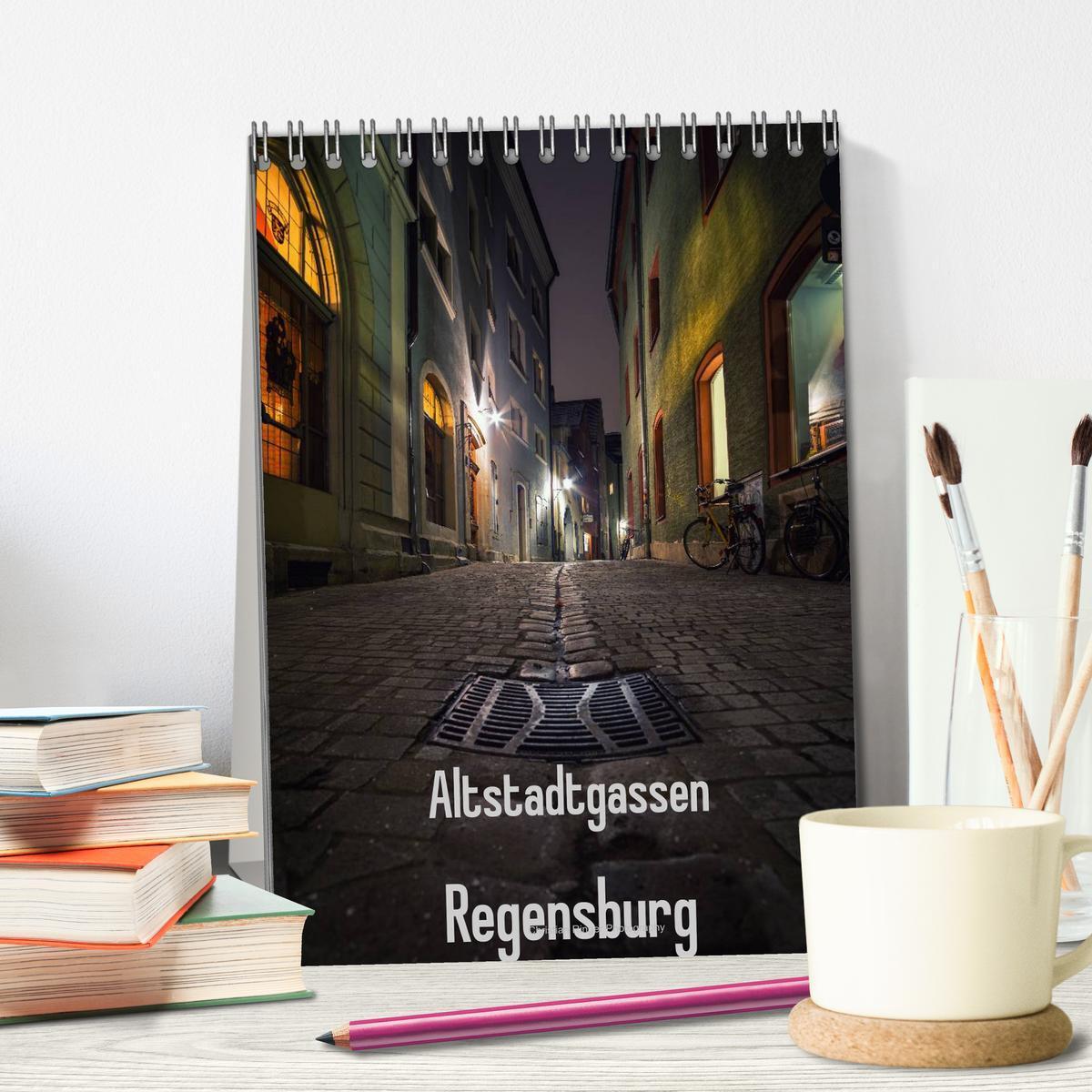 Bild: 9783457011256 | Altstadtgassen Regensburg (Tischkalender 2025 DIN A5 hoch),...