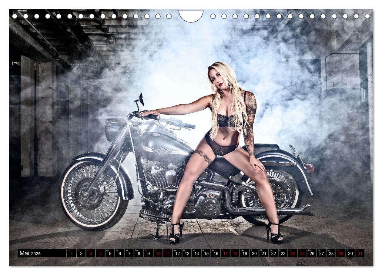 Bild: 9783435050451 | Motorräder und Sexy Girls (Wandkalender 2025 DIN A4 quer), CALVENDO...