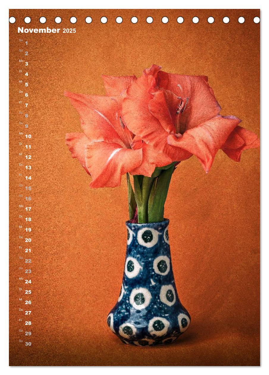 Bild: 9783457048610 | Blumenschmuck in Bunzlau Keramik (Tischkalender 2025 DIN A5 hoch),...