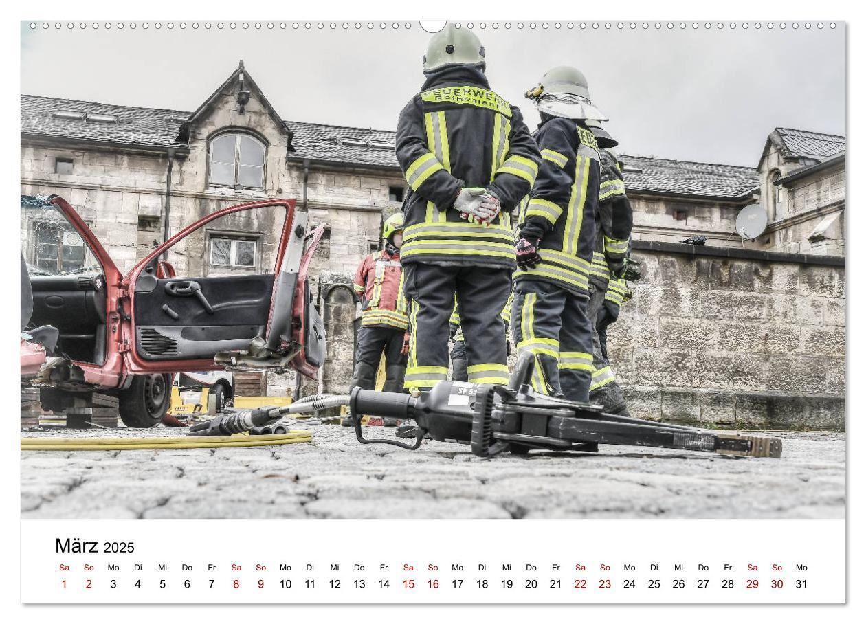 Bild: 9783435120949 | FEUERWEHR IM EINSATZ (Wandkalender 2025 DIN A2 quer), CALVENDO...