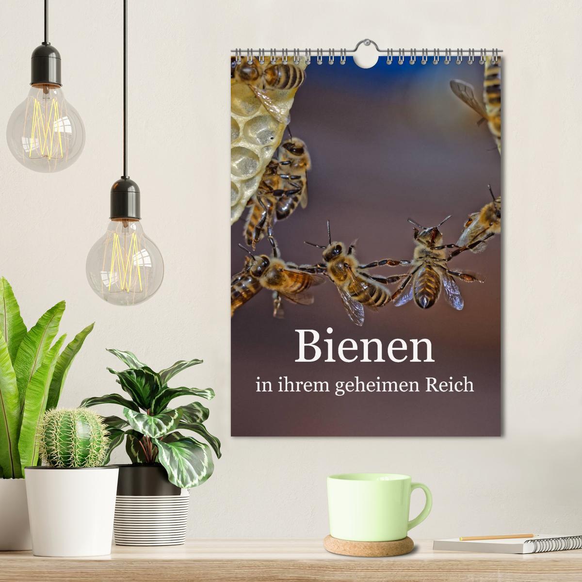 Bild: 9783457038956 | Bienen in ihrem geheimen Reich (Wandkalender 2025 DIN A4 hoch),...