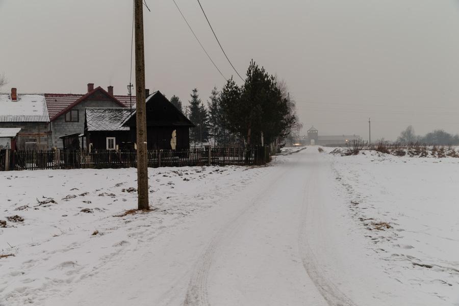 Bild: 9783960700777 | Nebenan Auschwitz Next Door | Kai Loges (u. a.) | Buch | 132 S. | 2021