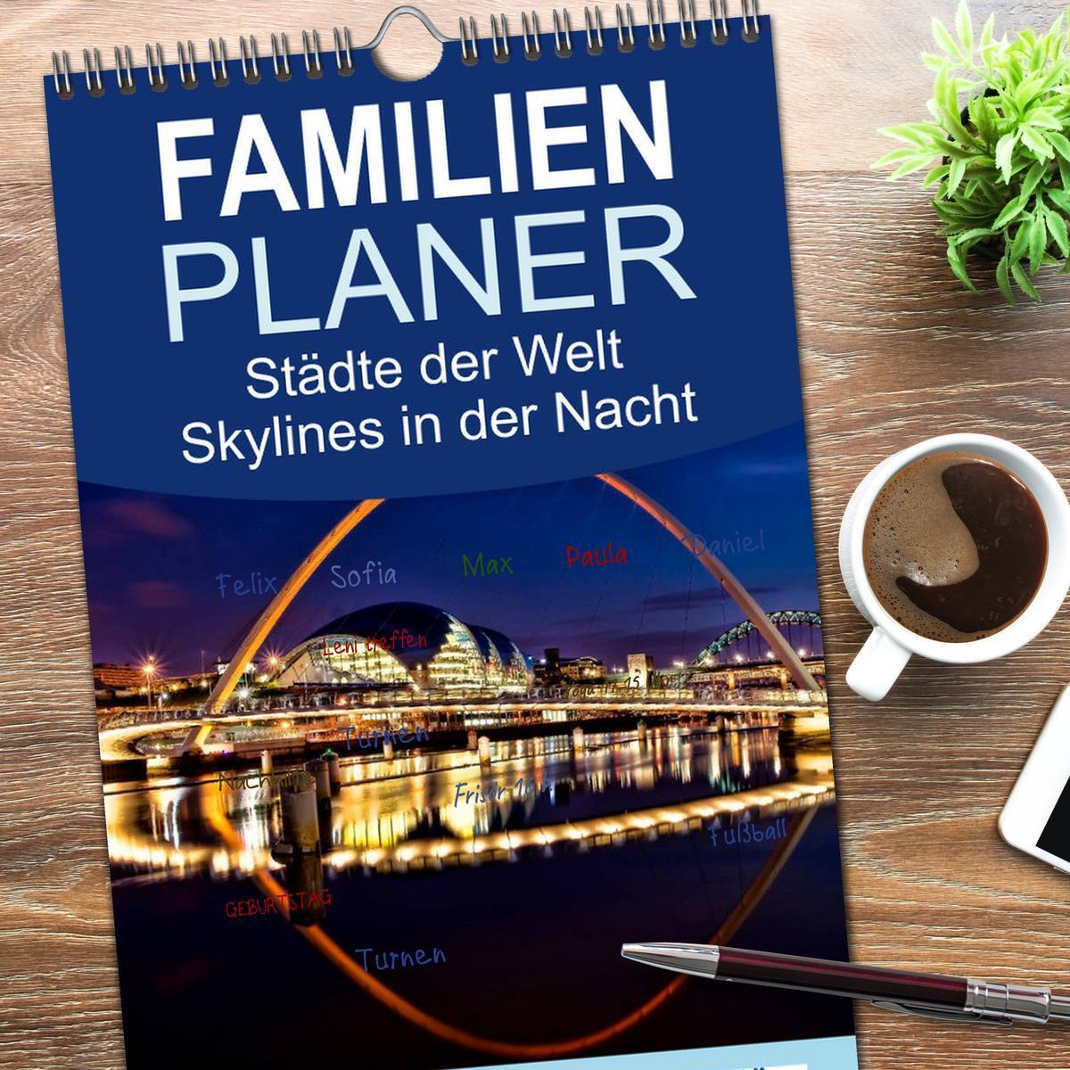 Bild: 9783457111987 | Familienplaner 2025 - Städte der Welt - Skylines in der Nacht mit 5...