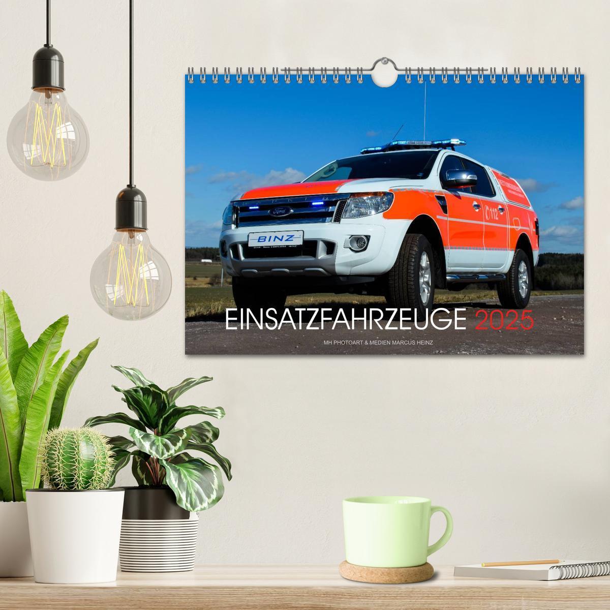 Bild: 9783435625420 | Einsatzfahrzeuge (Wandkalender 2025 DIN A4 quer), CALVENDO...