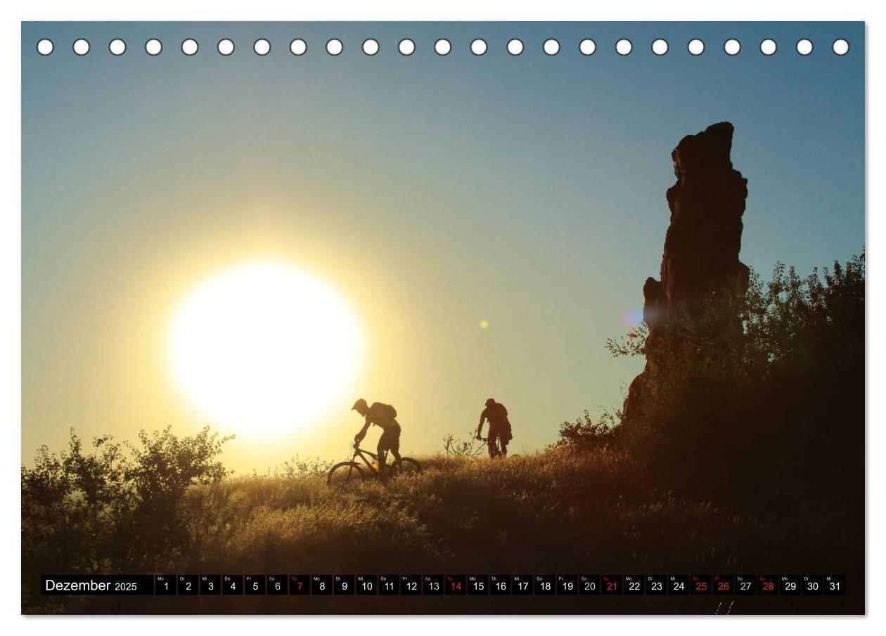 Bild: 9783435352845 | Mountainbike Traumpfade (Tischkalender 2025 DIN A5 quer), CALVENDO...