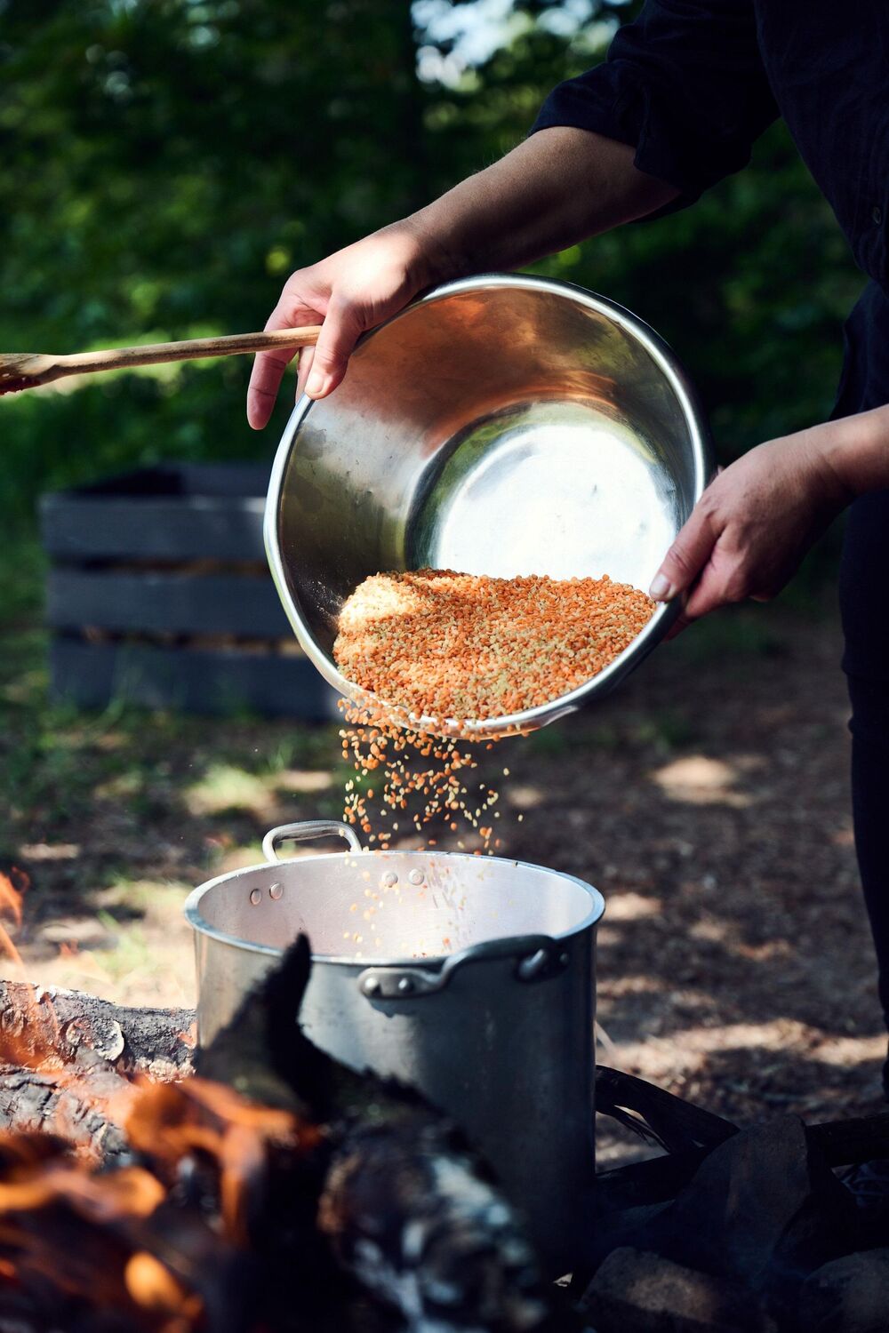 Bild: 9783039022342 | Feuerduft | Gemeinsam kochen über Flamme, Glut und Rauch | Bay (u. a.)