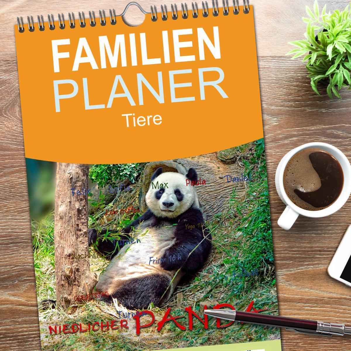 Bild: 9783457116166 | Familienplaner 2025 - Niedlicher Panda mit 5 Spalten (Wandkalender,...