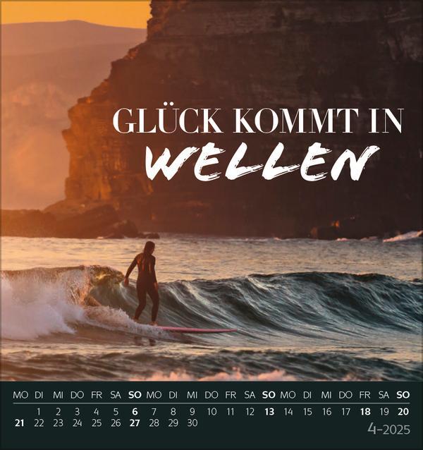 Bild: 9783731876359 | Urlaubsreif 2025 | aufstellbarer Postkartenkalender | Verlag Korsch