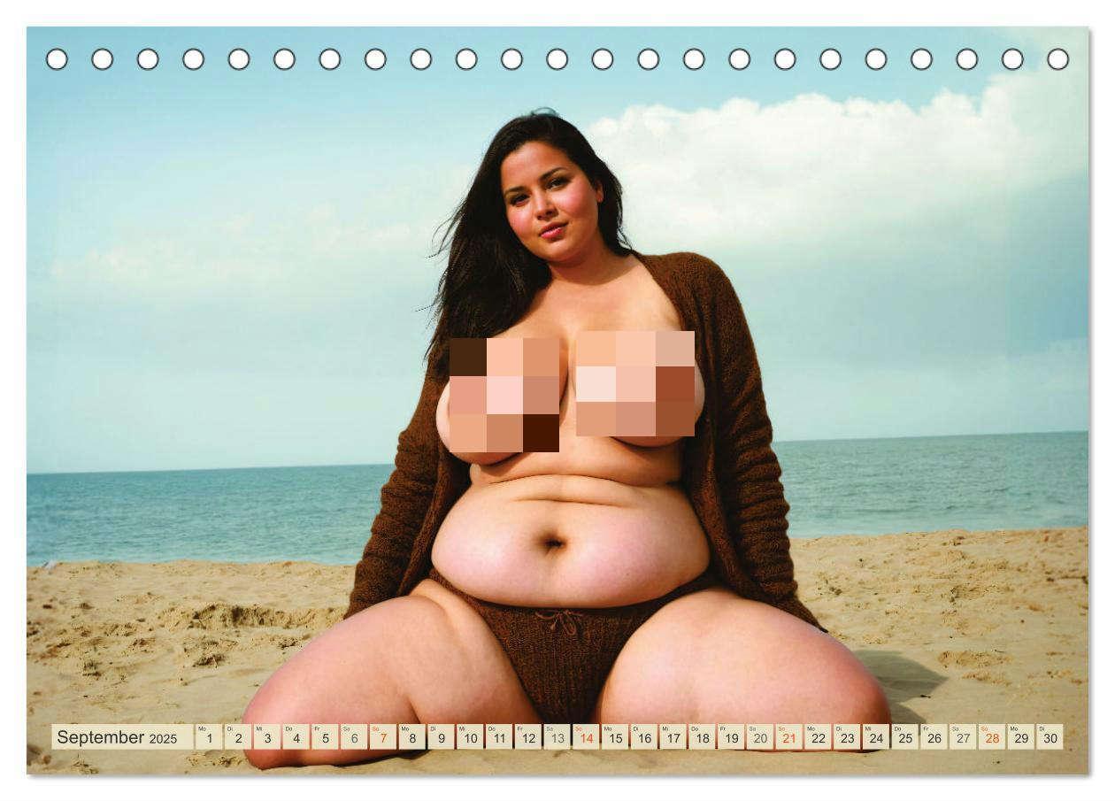 Bild: 9783383782671 | XXL Beach Girls Kalender - Kurvige Frauen am Strand (Tischkalender...