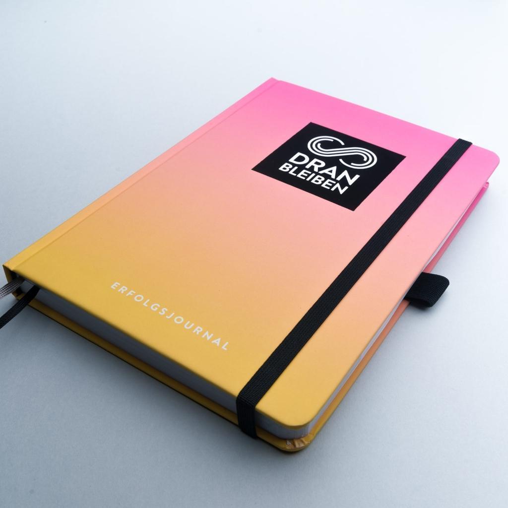 Bild: 9783000610332 | DRANBLEIBEN Erfolgsjournal, Sunny Pink | Matthias Hechler | Buch