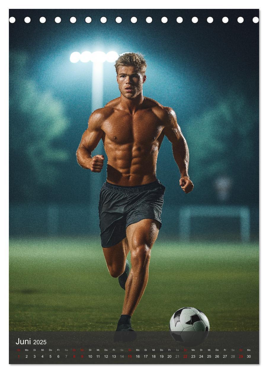 Bild: 9783457214367 | SEXY JUNGS - Nackte Haut beim Fußball (Tischkalender 2025 DIN A5...