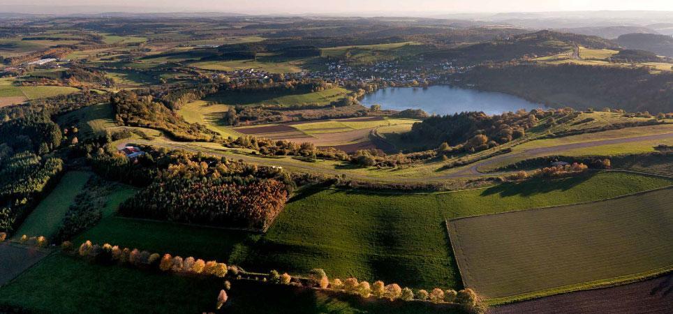 Bild: 9783946328148 | Himmel über der Vulkaneifel | Luftbildband | Sven Nieder (u. a.)