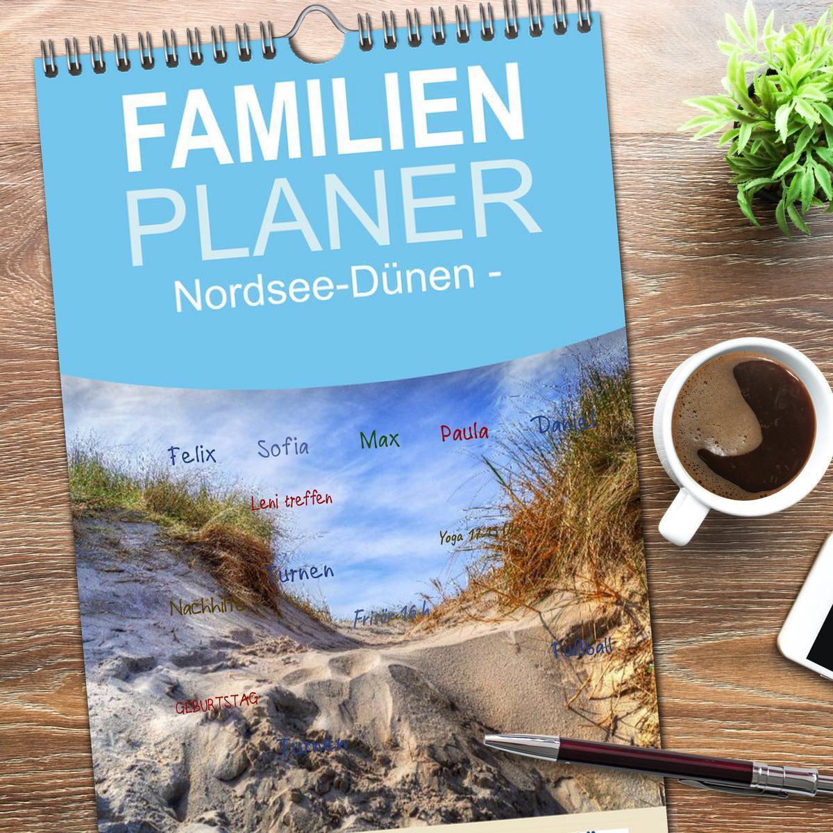 Bild: 9783457119297 | Familienplaner 2025 - Nordsee-Dünen mit 5 Spalten (Wandkalender, 21...